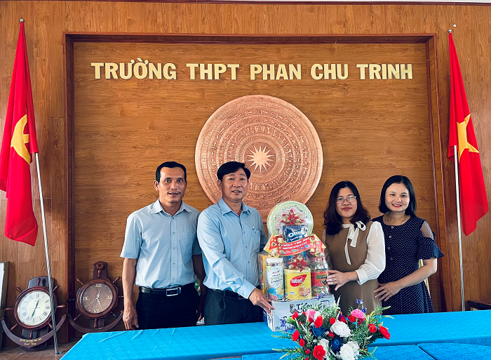 Đoàn công tác của huyện đến thăm và tặng quà các Trường THPT